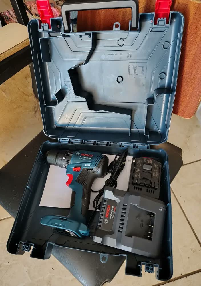 foto de Parafusadeira E Furadeira De Impacto Brushless A Bateria 18v Bosch Gsb 185-li Maleta Com Kit Brocas E Bits 103 Peças