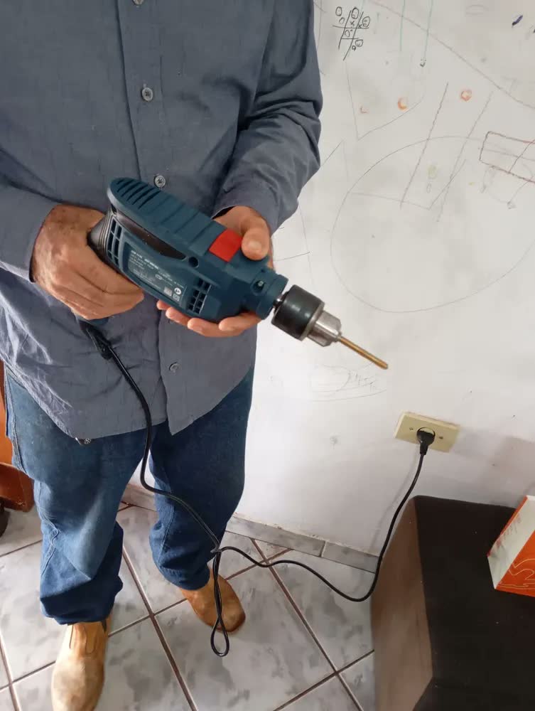 foto de Furadeira Impacto 750w Gsb 13 Re Bosch + Estojo 41 Pçs Evald Cor Azul