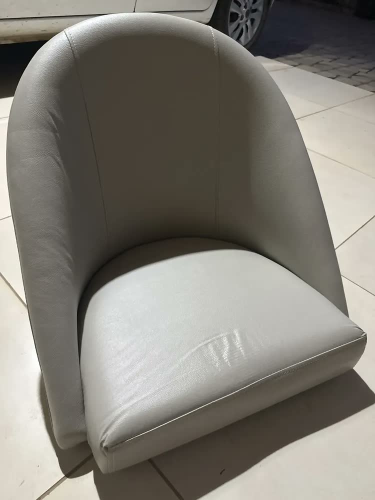 foto de Poltrona Confortável Sala Lua Luxo Recepção Corino
