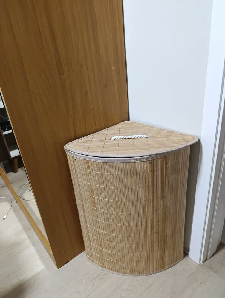 foto de Cesto Roupa Suja Triangular Bambu Dobrável Olga Casa Bege 60L