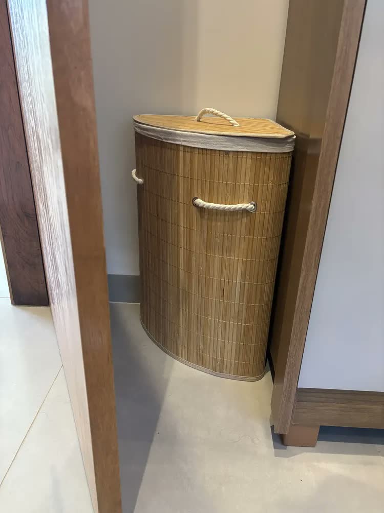foto de Cesto Roupa Suja Triangular Bambu Dobrável Olga Casa Bege 60L
