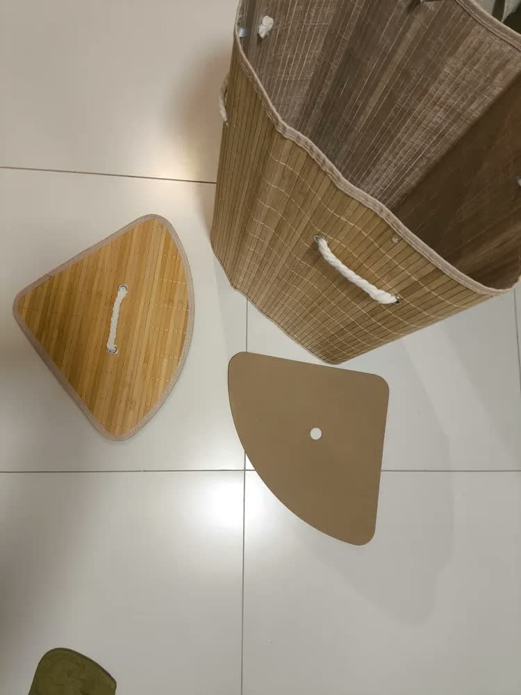 foto de Cesto Roupa Suja Triangular Bambu Dobrável Olga Casa Bege 60L
