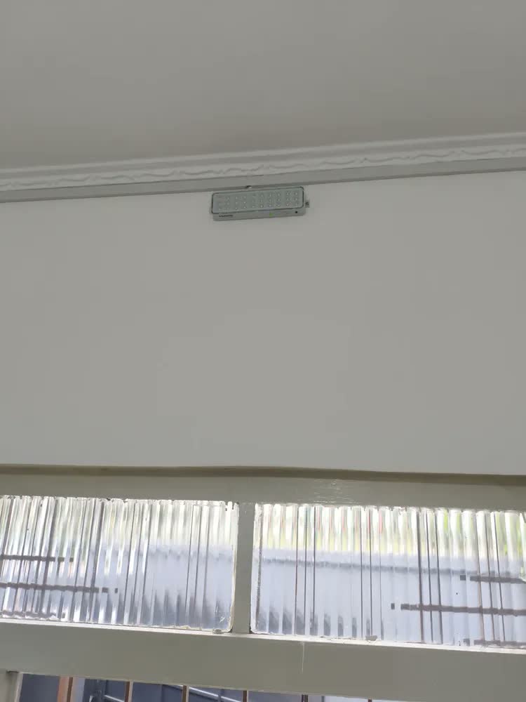 foto de Kit 4 Luminárias De Emergência Led Intelbrás Autônoma Cor Branco