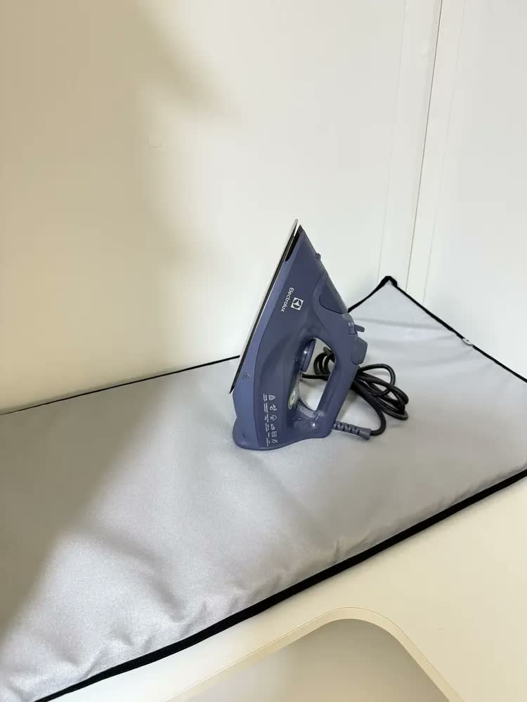 foto de Ferro de Passar a Vapor e a Seco ESI70 Experience com PowerVapour e Desligamento Automático Azul Marinho Electrolux