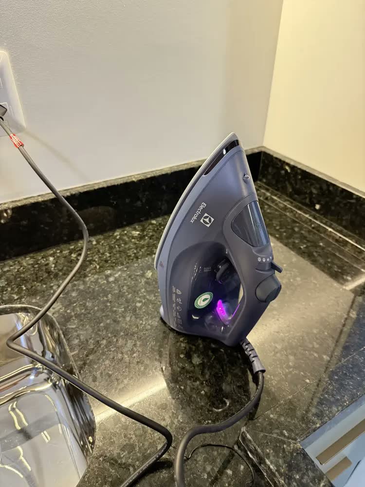foto de Ferro de Passar a Vapor e a Seco ESI70 Experience com PowerVapour e Desligamento Automático Azul Marinho Electrolux
