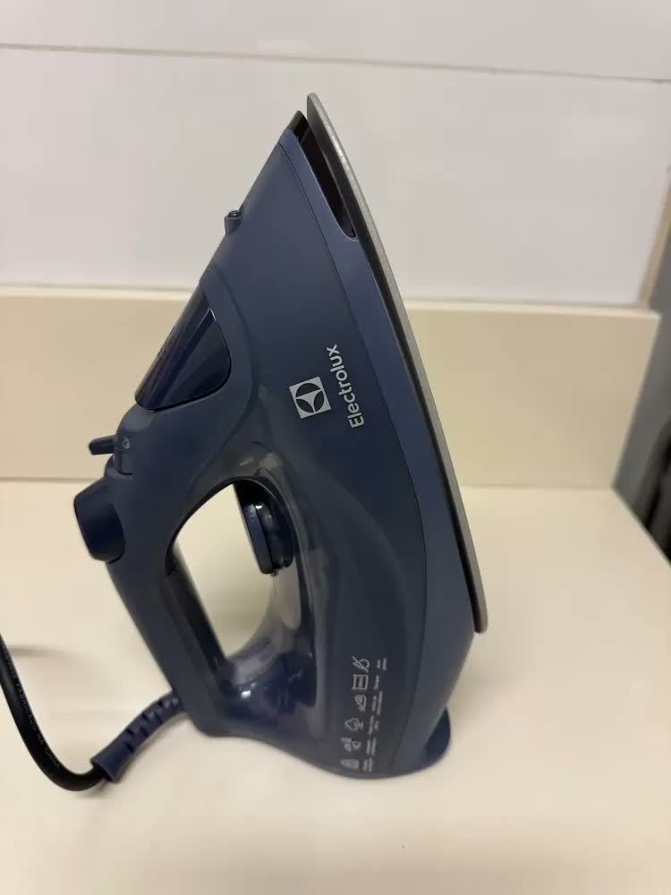foto de Ferro de Passar a Vapor e a Seco ESI70 Experience com PowerVapour e Desligamento Automático Azul Marinho Electrolux