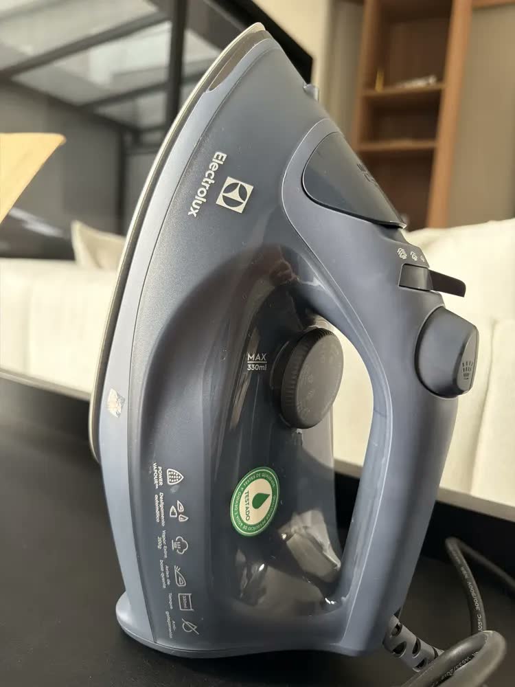 foto de Ferro de Passar a Vapor e a Seco ESI70 Experience com PowerVapour e Desligamento Automático Azul Marinho Electrolux