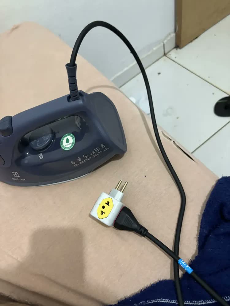 foto de Ferro de Passar a Vapor e a Seco ESI70 Experience com PowerVapour e Desligamento Automático Azul Marinho Electrolux
