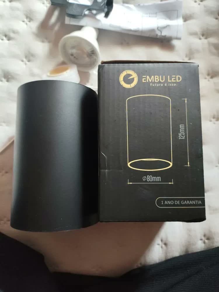 foto de Spot Sobrepor Led Delis Preto Direcionável Lâmpada Dicroica MR16 Teto