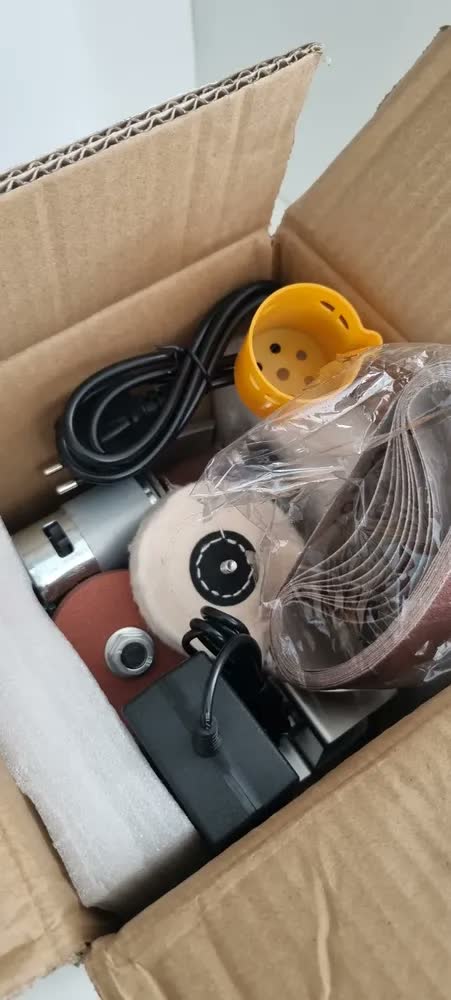 foto de Mini Lixadeira Elétrica De Cinta Bancada Compacta 20 Cintas