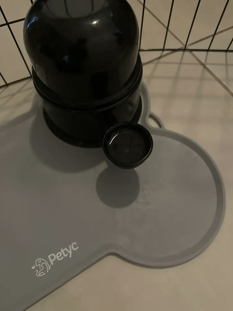 foto de Jogo Americano Antiderrapante PETYC de Silicone Para Comedouro e Bebedouro Cinza