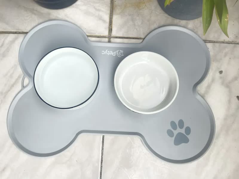 foto de Jogo Americano Antiderrapante PETYC de Silicone Para Comedouro e Bebedouro Cinza