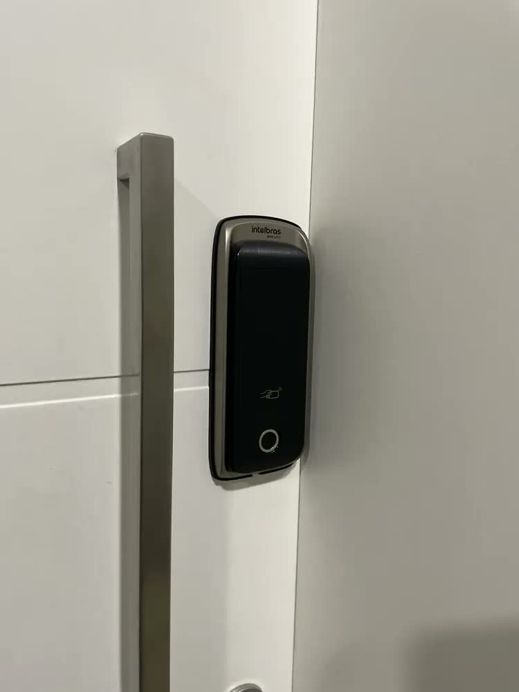 foto de Fechadura Smart De Sobrepor C/ Biometria Mfd 2020 Intelbras Cor Champanhe