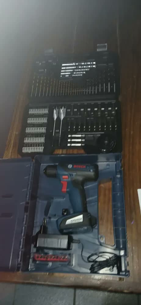 foto de Furadeira Parafusadeira Sem Fio De 6mm Bosch Gsr 1000 Smart C/ Maleta + Jogo Kit Pontas Brocas 103 Peças Bosch