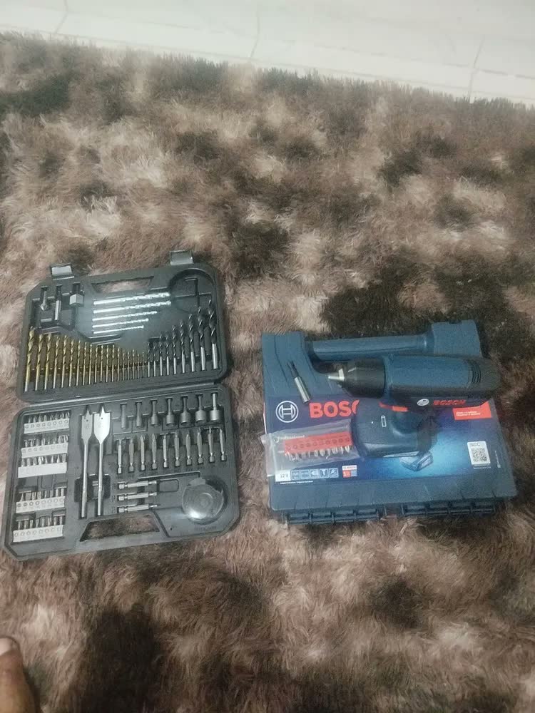 foto de Furadeira Parafusadeira Sem Fio De 6mm Bosch Gsr 1000 Smart C/ Maleta + Jogo Kit Pontas Brocas 103 Peças Bosch