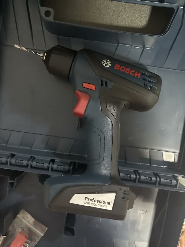 foto de Furadeira Parafusadeira Sem Fio De 6mm Bosch Gsr 1000 Smart C/ Maleta + Jogo Kit Pontas Brocas 103 Peças Bosch