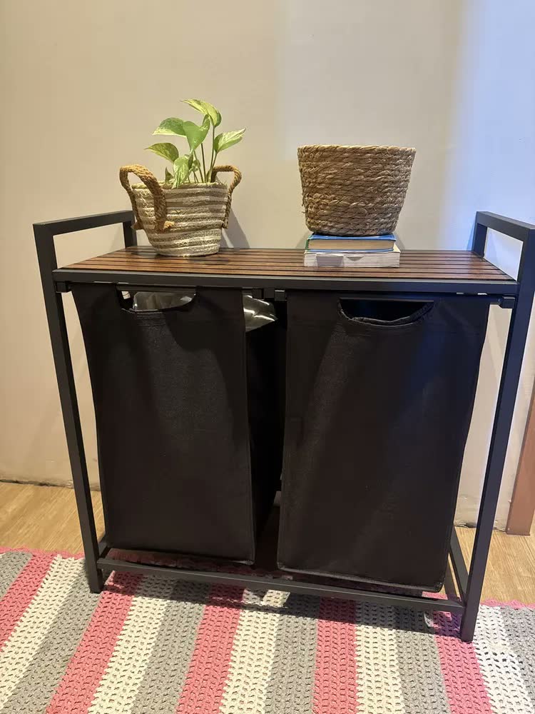 foto de Cesto de roupa suja Vasagle com tampa, 2 bolsas e 2 prateleiras, preto sólido