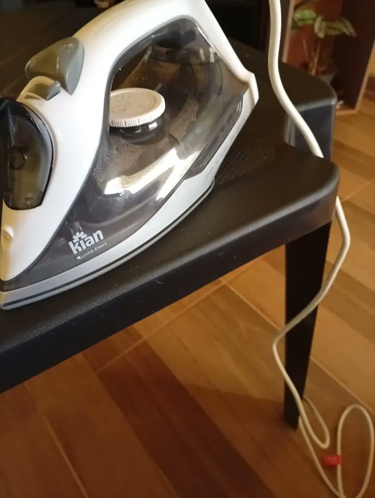 foto de Ferro De Passar Roupa A Vapor 127v 1200w Base Cerâmica