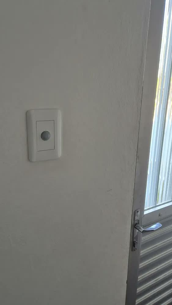 foto de Sensor Presença Movimento Fotocélula Parede Exatron LESP4000XC2 4x2 Configuração App Xcontrol Bivolt Preto Fosco