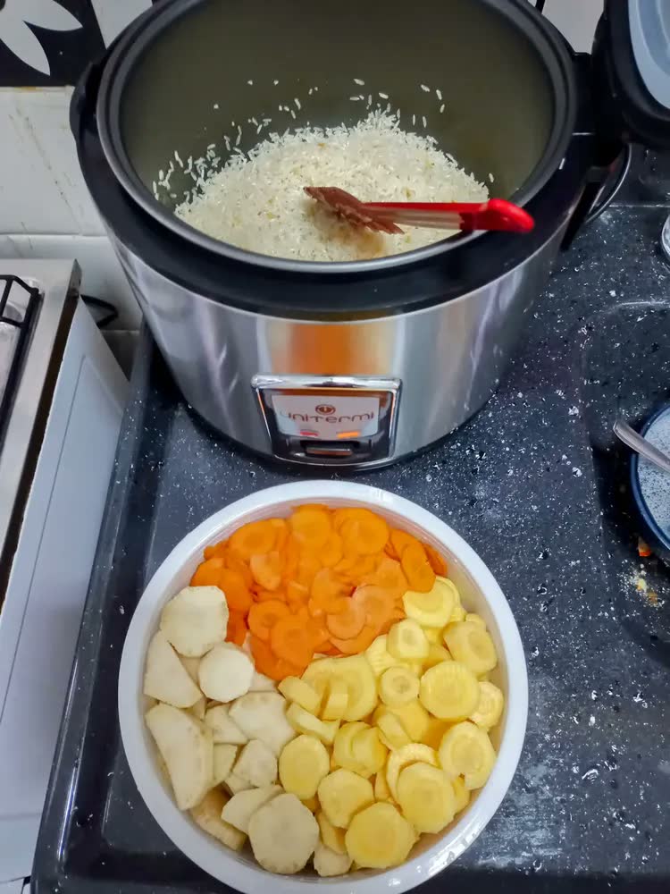 foto de Panela Elétrica de Arroz Unitermi 10 Xícaras Inox 500W