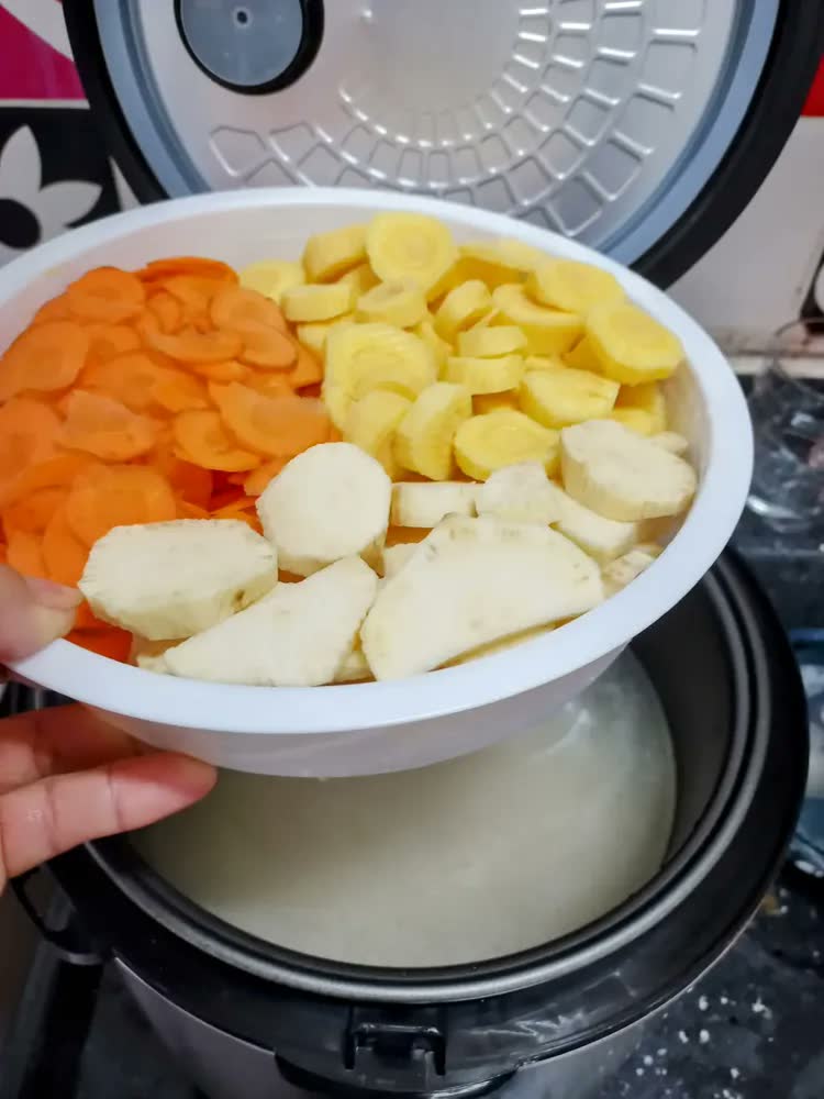foto de Panela Elétrica de Arroz Unitermi 10 Xícaras Inox 500W