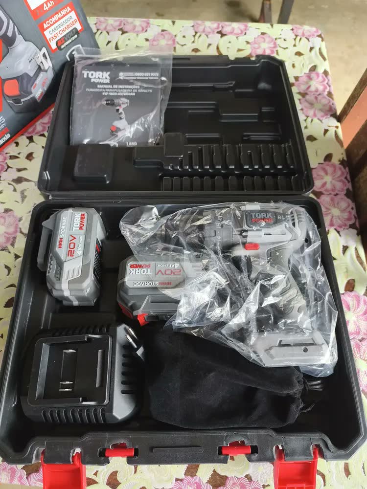 foto de Parafusadeira Furadeira de Impacto Industrial Sem Fio Com Maleta 2 Baterias SuperTork 127/220v 50/60hz Maleta Completa Mandril 13mm