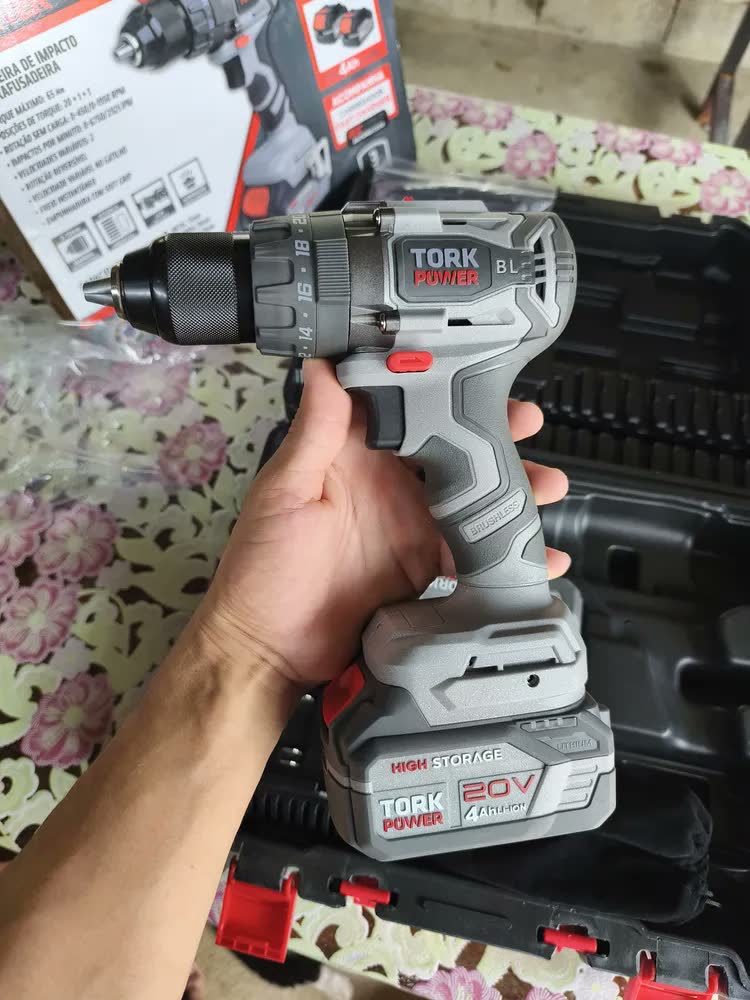 foto de Parafusadeira Furadeira de Impacto Industrial Sem Fio Com Maleta 2 Baterias SuperTork 127/220v 50/60hz Maleta Completa Mandril 13mm