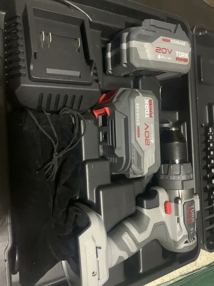 foto de Parafusadeira Furadeira de Impacto Industrial Sem Fio Com Maleta 2 Baterias SuperTork 127/220v 50/60hz Maleta Completa Mandril 13mm