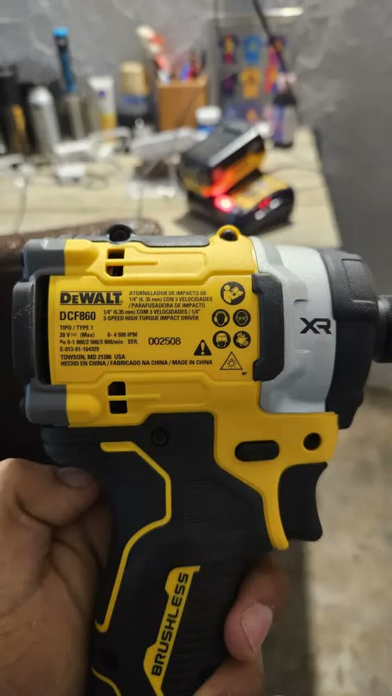 foto de Driver de impacto 1/4 sem fio Dewalt DCF860b