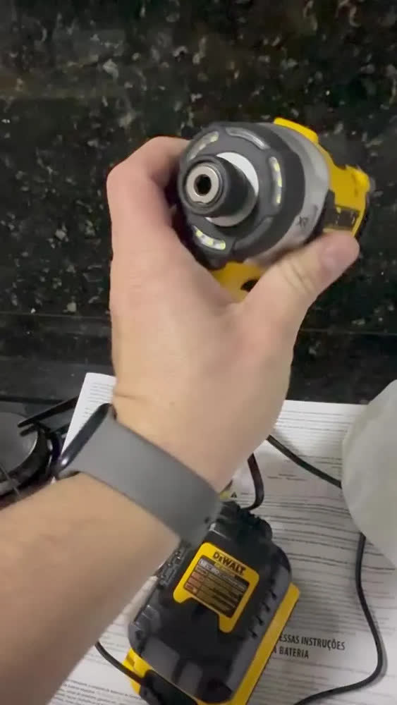 foto de Driver de impacto 1/4 sem fio Dewalt DCF860b