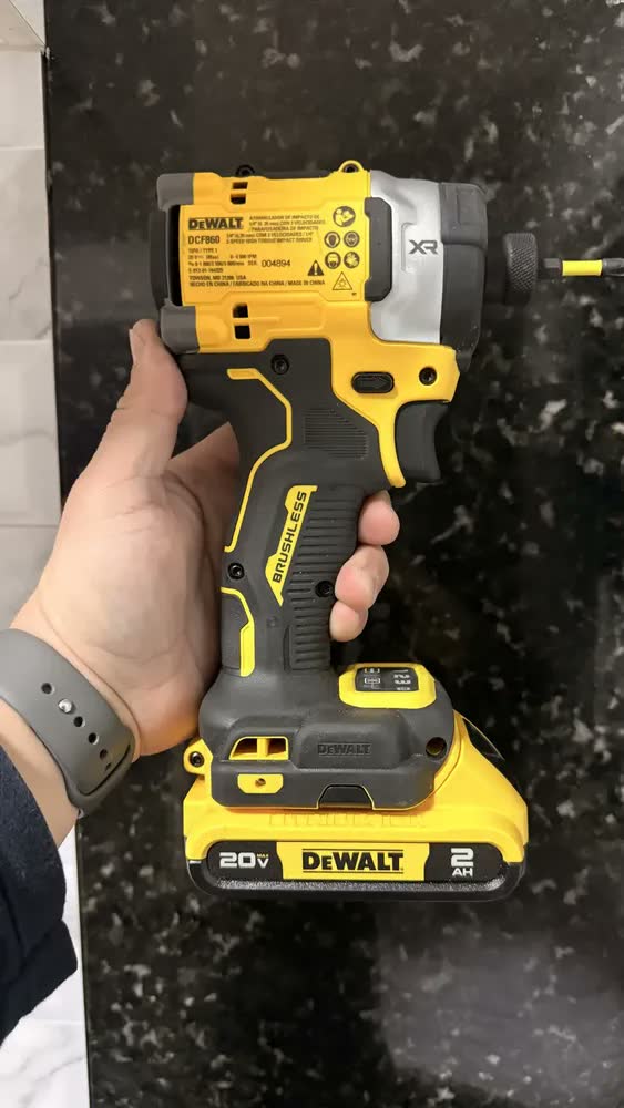 foto de Driver de impacto 1/4 sem fio Dewalt DCF860b