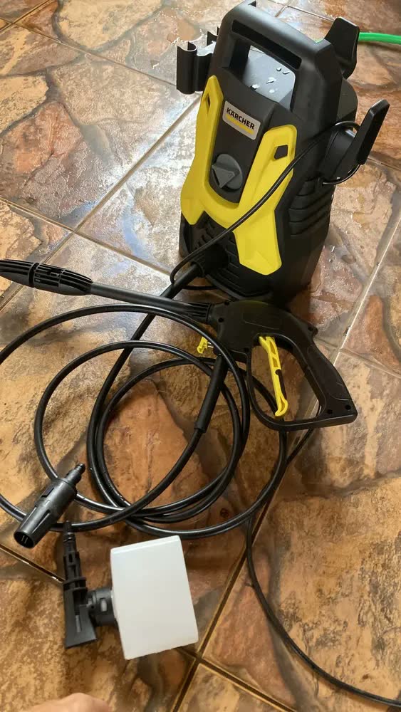 foto de Lavadora De Alta Pressão Kärcher Prática Black 1500 Psi/libras 1400w 300l/h Com Aplicador De Detergente E Lança Regulável 220v