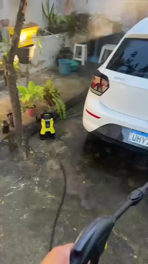 foto de Lavadora De Alta Pressão Kärcher Prática Black 1500 Psi/libras 1400w 300l/h Com Aplicador De Detergente E Lança Regulável 220v