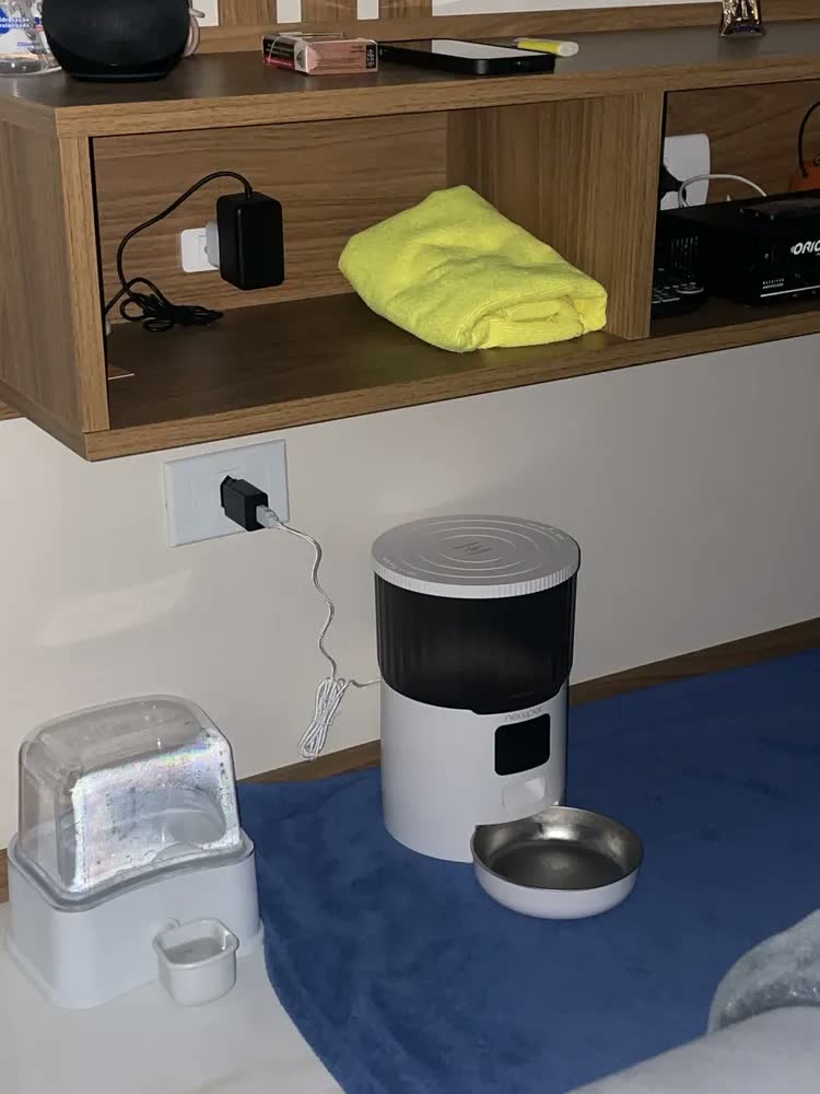 foto de Comedouro Automático 4L Newpet Para Cães E Gatos Com Voz E App
