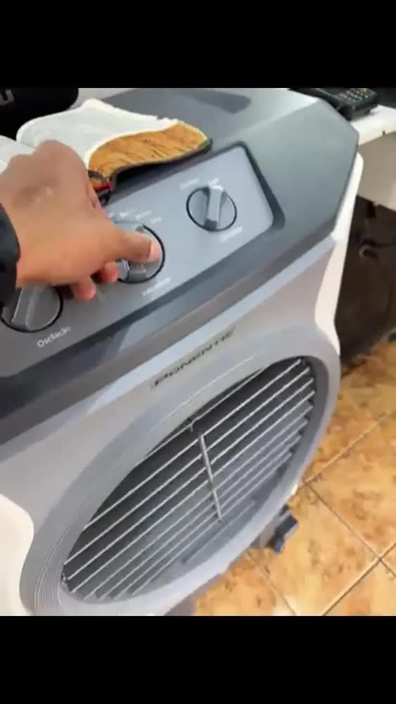 foto de Climatizador Ar Industrial Evaporativo Clip 70l Ponente Umidifica e Ventila Cor Branco