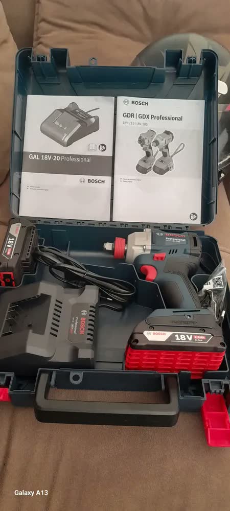 foto de Parafusadeira e Chave De Impacto 1/2'' Gdx 18v-285 + 2 Baterias GBA 2ah - Maleta E Carregador GAL 18V-20 Bivolt Bosch