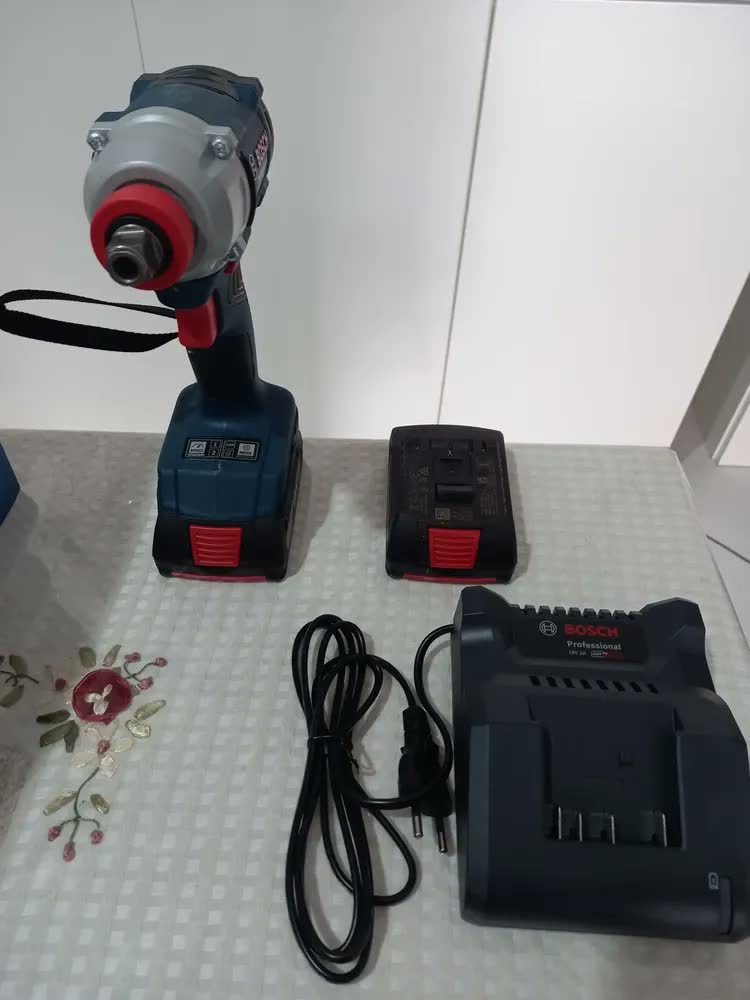 foto de Parafusadeira e Chave De Impacto 1/2'' Gdx 18v-285 + 2 Baterias GBA 2ah - Maleta E Carregador GAL 18V-20 Bivolt Bosch