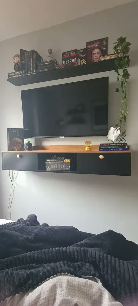 foto de Rack Suspenso Home Para Tv Bancada Flutuante 2 Portas Sala Quarto Off White Ripado