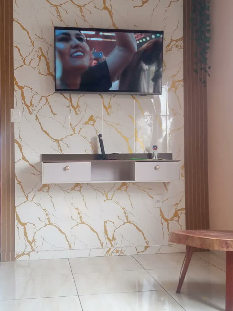 foto de Rack Suspenso Home Para Tv Bancada Flutuante 2 Portas Sala Quarto Off White Ripado