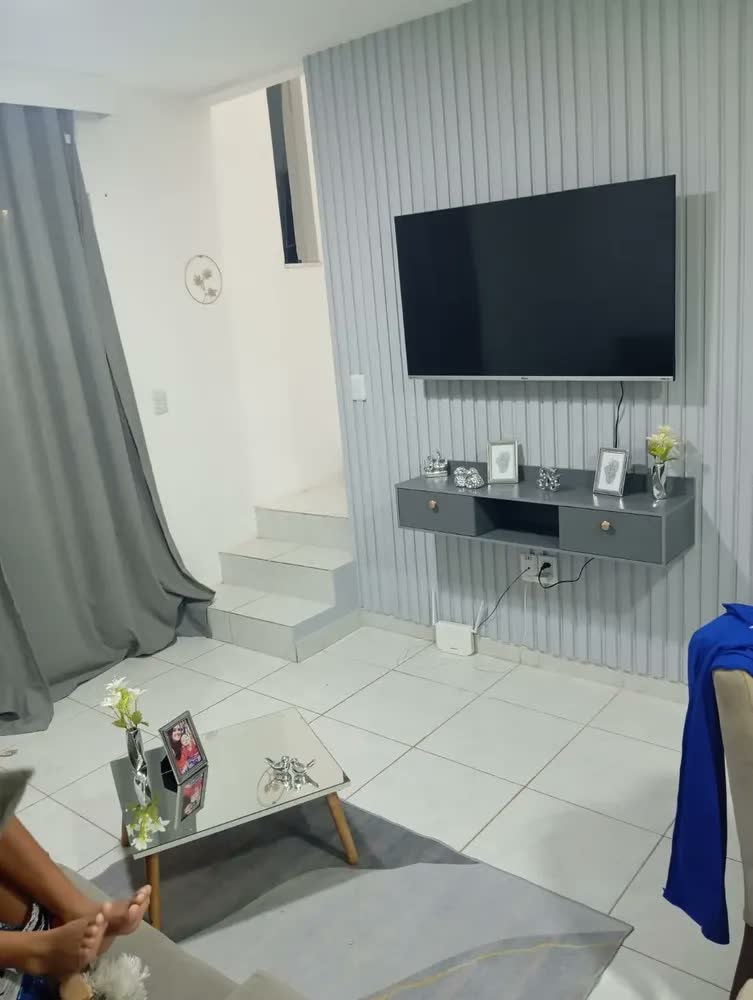 foto de Rack Suspenso Home Para Tv Bancada Flutuante 2 Portas Sala Quarto Off White Ripado