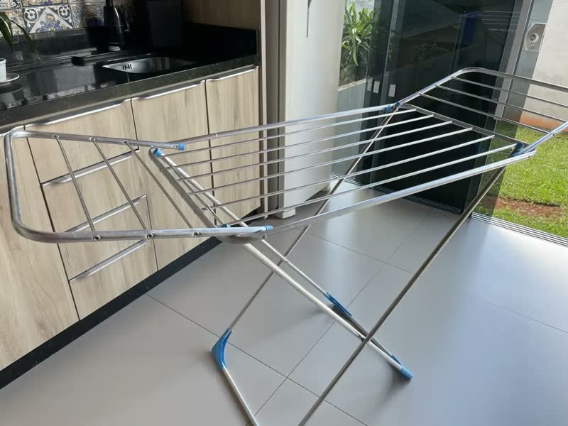 foto de Varal De Chão Alumínio Dobrável Ordez Com Abas Portátil 160cm