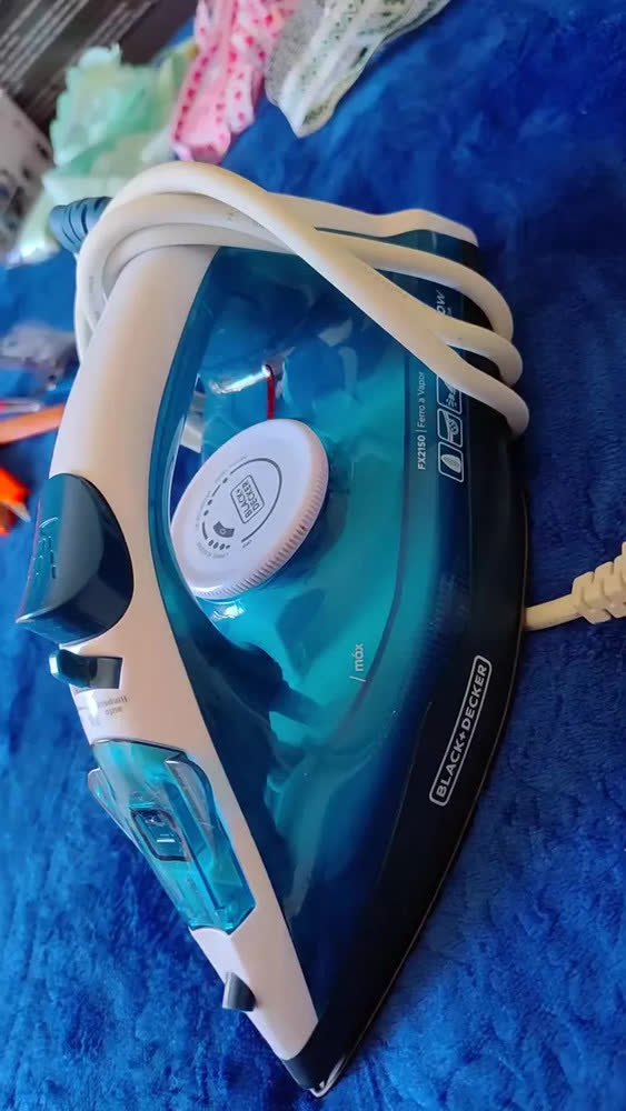 foto de Ferro de Passar Roupa a Vapor BLACK+DECKER FX2150 Base Antiaderente