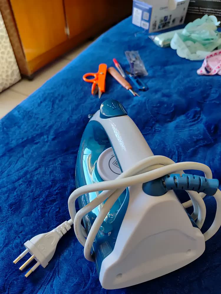 foto de Ferro de Passar Roupa a Vapor BLACK+DECKER FX2150 Base Antiaderente