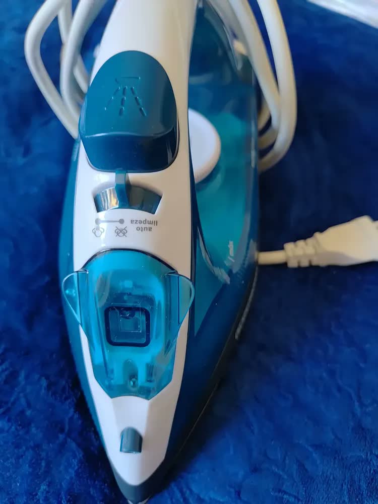 foto de Ferro de Passar Roupa a Vapor BLACK+DECKER FX2150 Base Antiaderente
