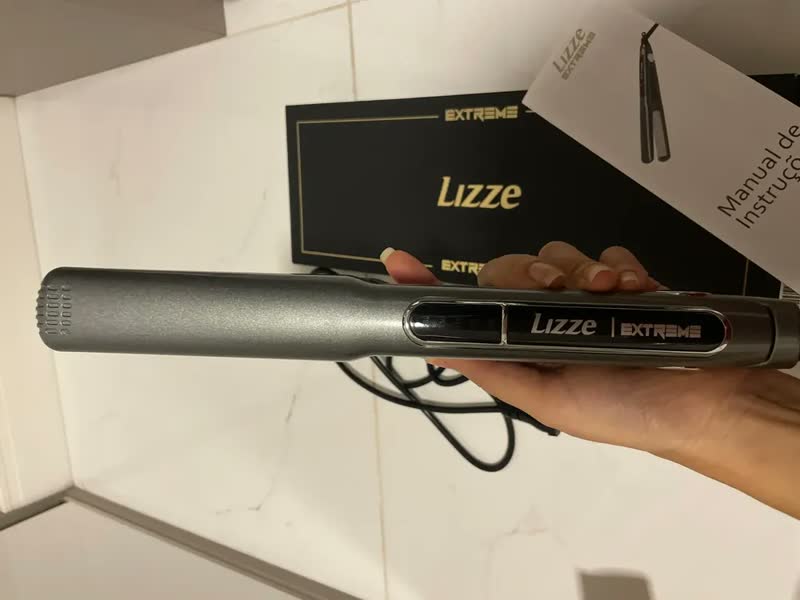 foto de Prancha de Cabelo Lizz Professional Extreme, de Titânio Iônico, Bivolt e com Anti-Frizz