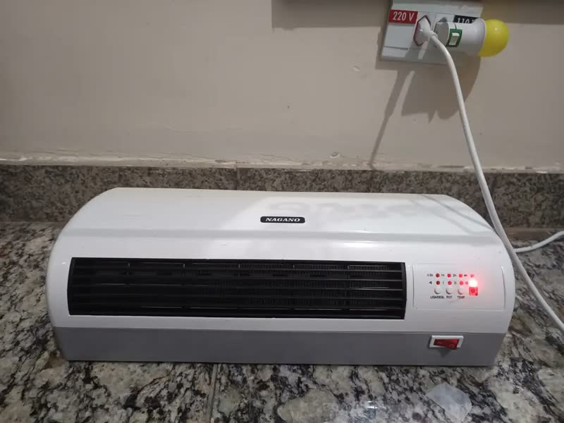 foto de Aquecedor De Parede Elétrico 2 Em 1 2000w Com Timer Cor Branco