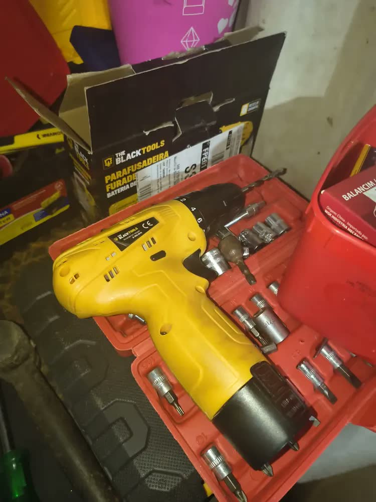 foto de Kit Parafusadeira Furadeira De Impacto A Bateria 21V 3/8” + Furadeira Sem Fio 12V Bivolt C/ Acessórios The Black Tools