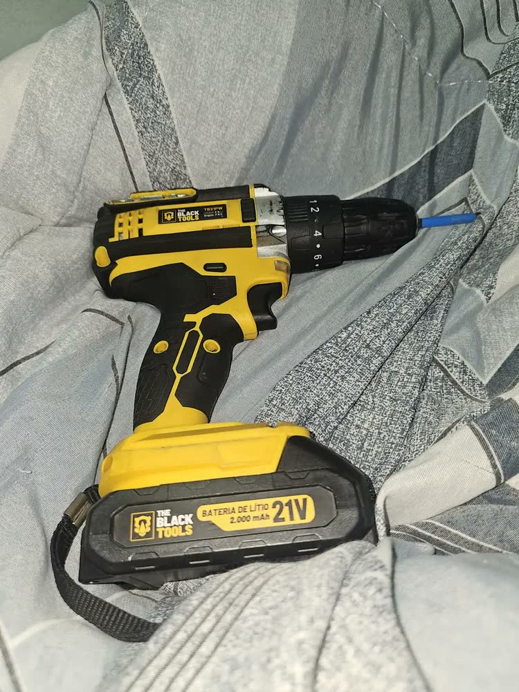 foto de Kit Parafusadeira Furadeira De Impacto A Bateria 21V 3/8” + Furadeira Sem Fio 12V Bivolt C/ Acessórios The Black Tools