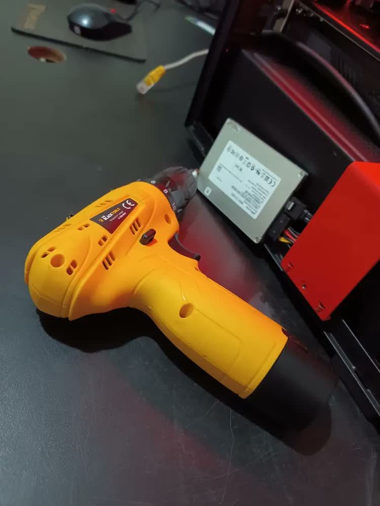 foto de Kit Parafusadeira Furadeira De Impacto A Bateria 21V 3/8” + Furadeira Sem Fio 12V Bivolt C/ Acessórios The Black Tools