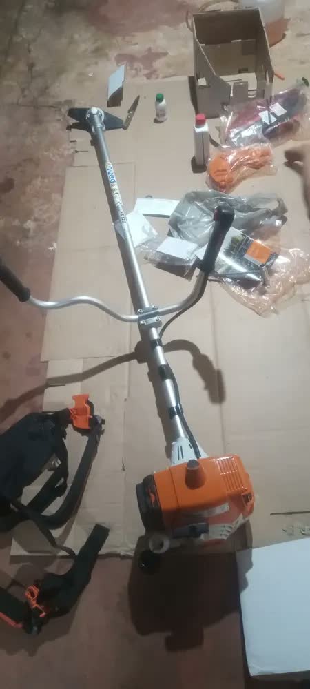 foto de Roçadeira STIHL À Gasolina 1.8cv Fs 120 C/ Lâmina De 2 Pontas Stihl
